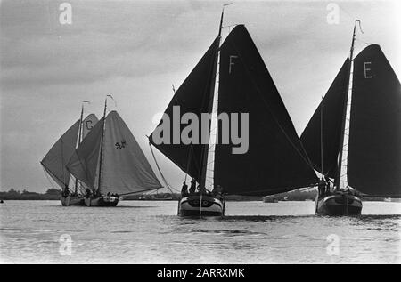 Skutsjesilen sulle acque Frisone, il vento andare le skutsjes Data: 23 luglio 1964 Parole Chiave: Skutsjesilen Foto Stock