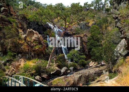 Hall Gap, VIC, Australia - 24 gennaio 2008: Turisti non identificati alle cascate MacKenzie nel Grampians National Park, Victoria Foto Stock