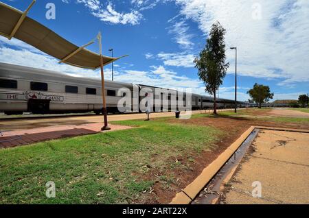 Alice Springs, NT, Australia - 16 novembre 2017: Stazione del Ghan ad Alice Springs, treno tra Adelaide e Darwin attraverso l'Australia Foto Stock