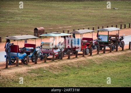 Siem Reap, Cambogia, 12.18.2019: Tradizionale moto Tuk Tuk taxi parcheggio, in attesa per i passeggeri a Siem Reap Foto Stock