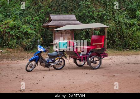 Siem Reap, Cambogia, 12.18.2019: Un parcheggio tradizionale moto Tuk Tuk taxi, un trasporto popolare a Siem Reap Foto Stock