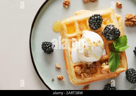 Gustosi waffle e gelato su piastra Foto Stock