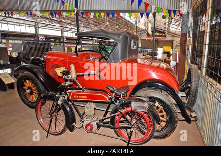 Alice Springs, NT, Australia - 20 novembre 2017: Auto d'epoca e bici nel museo Ghan Foto Stock