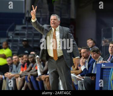 Oxford, Stati Uniti. 28th Gen 2020. Auburn Head Coach, Bruce Pearl, durante la partita di basket NCAA tra le Auburn Tigers e I Ribelli Ole' Miss al Pavillion di Oxford, MS. Kevin Langley/Sports South Media/Csm/Alamy Live News Foto Stock