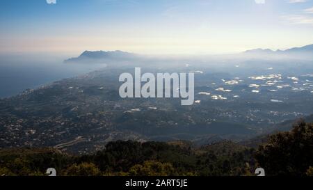 Baia di Altea con catena montuosa Serra Gelada in un ambiente di foschia (Marina Baixa, Costa Blanca, Alicante, Comunità Valenciana, Spagna) Foto Stock