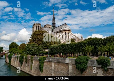 Questa foto offre una buona vista del tetto, guglia, e contrafforti volanti sul lato est di Notre Dame prima del fuoco. Ile de la Cite, Parigi, Francia. Foto Stock