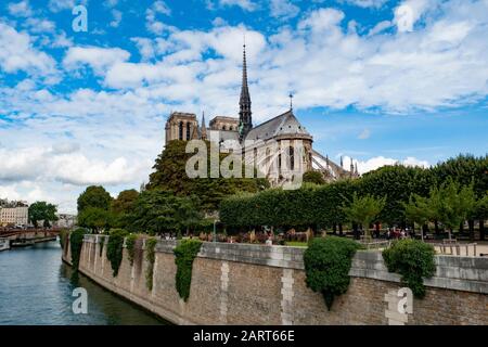 Questa foto offre una buona vista del tetto, guglia, e contrafforti volanti sul lato est di Notre Dame prima del fuoco. Ile de la Cite, Parigi, Francia. Foto Stock