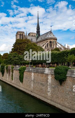 Questa foto offre una buona vista del tetto, guglia, e contrafforti volanti sul lato est di Notre Dame prima del fuoco. Ile de la Cite, Parigi, Francia. Foto Stock