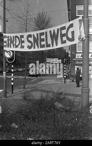 Banner sul traffico ad alta velocità a Rijnstraat, fine autostrada Data: 16 Marzo 1973 Località: Amsterdam, Noord-Holland Parole Chiave: SPANDOKEN Foto Stock