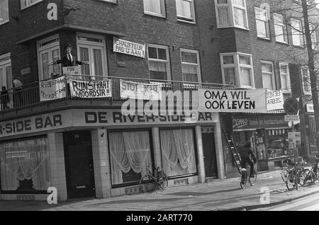 Banner sul traffico ad alta velocità a Rijnstraat Data: 16 marzo 1973 Località: Amsterdam, Noord-Holland Parole Chiave: SPANDOKEN Foto Stock