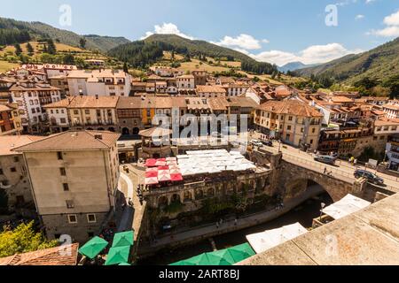 Potes, Spagna. Vista sulla pittoresca città di Potes, dalla Torre del Infantado Foto Stock