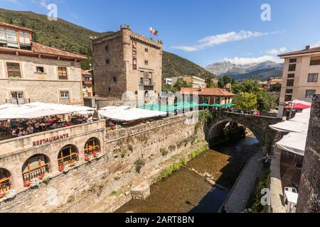 Potes, Spagna. Vista sulla pittoresca città di Potes, con la torre Torre del Infantado Foto Stock