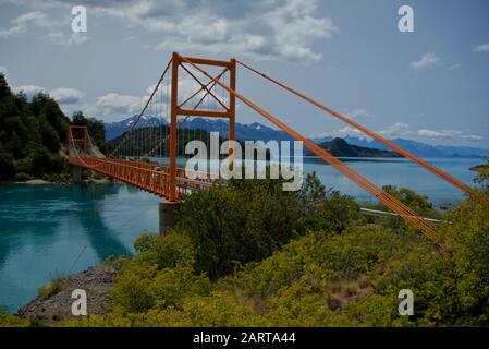 Ponte rosso al General Carrera o al Lago di Buenos Aires con acqua blu turchese Foto Stock