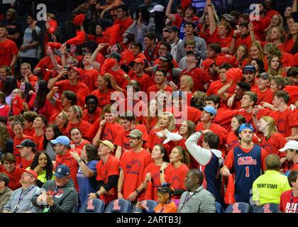 Oxford, Stati Uniti. 28th Gen 2020. Gli studenti di Miss OLE' allietano durante la partita di basket NCAA tra le Auburn Tigers e I Ribelli di Miss Ole al Pavillion di Oxford, MS. Kevin Langley/Sports South Media/Csm/Alamy Live News Foto Stock