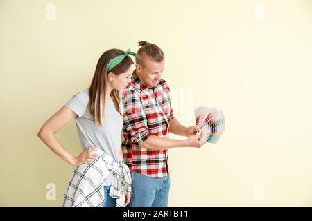 Felice coppia giovane scegliendo il colore delle pareti nella loro nuova casa Foto Stock