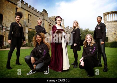 Cheltenham, Regno Unito. 29 Gennaio 2020. Il cast di SEI, il musical di successo internazionale smash-out, nominato per 5 Olivier Awards, tra cui Best New Musical, con Katherine Parr (alias Elizabeth MacPherson) la moglie finale di Enrico VIII, a casa sua, Sudeley Castle, Winchcombe, Gloucestershire. Sei di ritorno all'Everyman Theatre di Cheltenham a ottobre, dopo una settimana di vendita a gennaio. Credito: Thousand Word Media Ltd/Alamy Live News Foto Stock