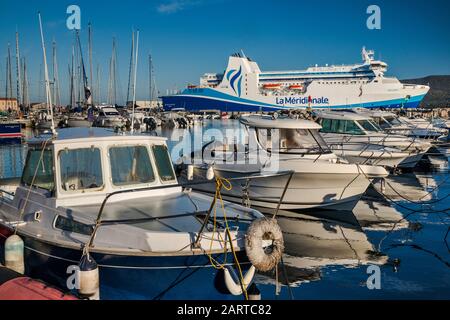 M/F traghetto Kalliste, barche a vela sul lungomare di Propriano, Corse-du-Sud, Corsica, Francia Foto Stock