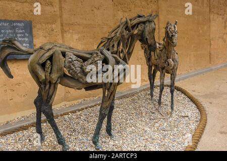 Bronzo e Driftwood cavalli scultura fatto dall'artista Heather Jansch all'ingresso del progetto Eden in Cornwall UK Foto Stock