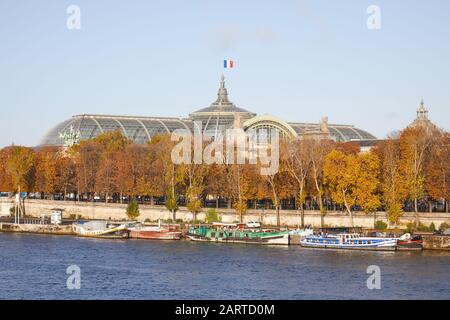 Grand Palais con Senna e alberi d'autunno in una giornata di sole a Parigi, Francia Foto Stock