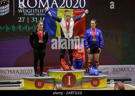 Roma, Italia, 29 gennaio 2020, podio della 64kg categoria . 1st classificato: Toma loredana elena (rou) 2nd classificato: Charron maude g (CAN) 3rd classificato: Bordignon giorgia (ita) durante IWF Weightlifting World Cup 2020 - Weightlifting - Credit: LPS/Claudio Bosco/Alamy Live News Foto Stock