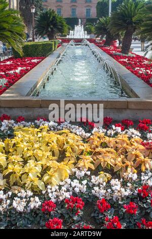 Fiori formali e fontana nella Plaza de la Glorieta de Espana a Murcia, Spagna Foto Stock