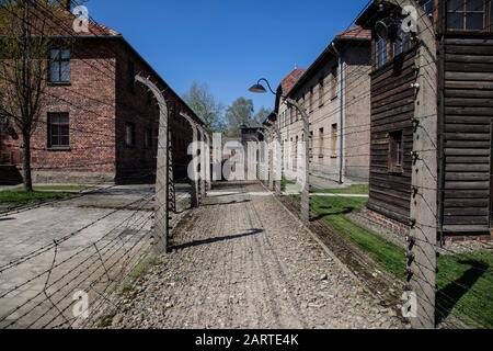 Una vista degli edifici deserti nel campo di concentramento di Auschwitz in Polonia è ora un memoriale dell'Olocausto ebraico Foto Stock