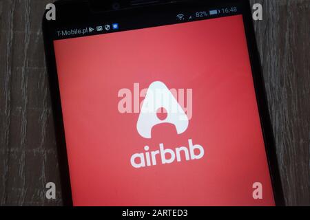 Logo Airbnb visualizzato su uno smartphone moderno Foto Stock