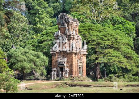 Tempio di Phimeanakas sito tra le antiche rovine del tempio indù Angkor Wat a Siem Reap, Cambogia. Il più grande monumento religioso del mondo Foto Stock