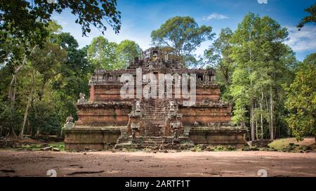 Tempio di Phimeanakas sito tra le antiche rovine del tempio indù Angkor Wat a Siem Reap, Cambogia. Il più grande monumento religioso del mondo Foto Stock