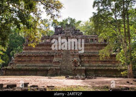 Tempio di Phimeanakas sito tra le antiche rovine del tempio indù Angkor Wat a Siem Reap, Cambogia. Il più grande monumento religioso del mondo Foto Stock