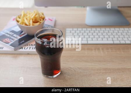 Bicchiere di cola fredda su tavola di legno Foto Stock