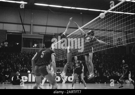 Semifinale Europaup volley a Rijswijk: Starlift Blokkeer contro AZS Olsztyn (Polonia) momento del gioco Data: 9 Febbraio 1974 luogo: Rijswijk, Zuid-Holland Parole Chiave: Sport, pallavolo Nome dell'istituto: Europacup, Starlift/Block Foto Stock