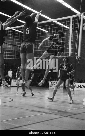 Semifinale Europaup volley a Rijswijk: Starlift Blokkeer contro AZS Olsztyn (Polonia) momento del gioco Data: 9 Febbraio 1974 luogo: Rijswijk, Zuid-Holland Parole Chiave: Sport, pallavolo Nome dell'istituto: Europacup, Starlift/Block Foto Stock