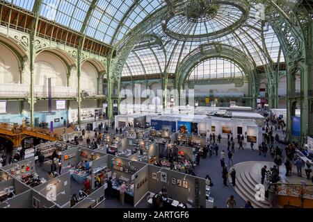 Parigi - 7 NOVEMBRE 2019: Parigi Foto arte fiera vista ad alto angolo con persone, terrazza e libreria zona al Grand Palais a Parigi, Francia. Foto Stock