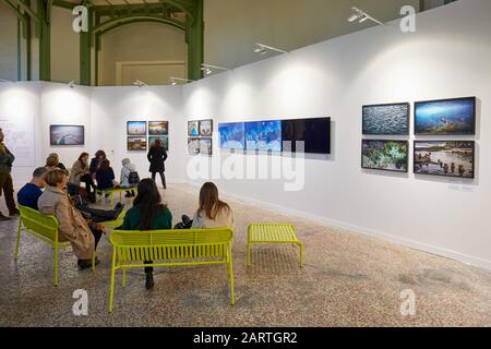 Parigi - 7 NOVEMBRE 2019: Fiera fotografica di Parigi, mostra con foto, monitor e panchine al Grand Palais di Parigi, Francia. Foto Stock