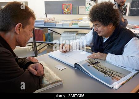 Parigi - 7 NOVEMBRE 2019: Joel Sternfeld firma libri durante la fiera di Parigi Photo Art al Grand Palais di Parigi, Francia. Foto Stock