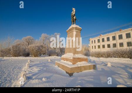 Gennaio 2020 - Arkhangelsk. Gelo severo e alberi nevosi. Monumento a Pietro il Grande. Russia, Arkhangelsk Foto Stock