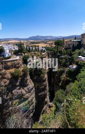 Ronda, Spagna, 17/08/2019: La città di Ronda in Spagna offre punti panoramici e luoghi da cui si possono ammirare viste spettacolari, in questo caso vista presa fr Foto Stock