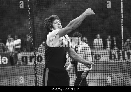 Gare internazionali di atletica al Papendal nel 1975 Atletica in azione Annotazione: Si tratta di dicus lancio o pallottola slinging Data: 16 luglio 1975 Località: Arnhem, Gelderland, Papendal Parole Chiave: Atletica, sport, tornei Nome dell'istituzione: Papendal Foto Stock