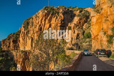 Strada attraverso le rocce taffoni, rocce di granito porfiritico arancione, Les Calanche de piana, vicino alla città di piana, Corse-du-Sud, Corsica, Francia Foto Stock