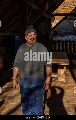 ALTANA Village, Romania - Gennaio 2020: Ritratto di autentica vecchia gitana dalla Romania Foto Stock