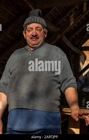 ALTANA Village, Romania - Gennaio 2020: Ritratto di autentica vecchia gitana dalla Romania Foto Stock