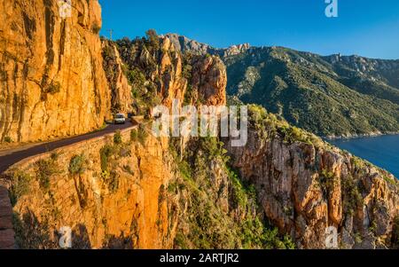Strada attraverso le rocce taffoni, rocce di granito porfiritico arancione, Les Calanche de piana, vicino alla città di piana, Corse-du-Sud, Corsica, Francia