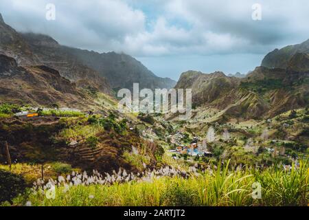 Splendida vista panoramica di una fertile valle di Paul. Agricoltura terrazze in verticale valle lati, cime scoscese e nuvole di movimento all'orizzonte. Foto Stock