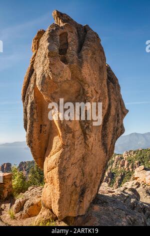 Taffoni rock, arancione porphyritic di roccia di granito, a Les Calanche de Piana, Sito Patrimonio Mondiale dell'UNESCO, vicino alla città di Piana, Corse-du-Sud, Corsica, Francia Foto Stock