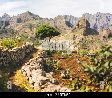 Santo Antao, Capo Verde. Altopiano con vista sul crinale di montagna vicino a Coculi in Ribeira Grande. Foto Stock