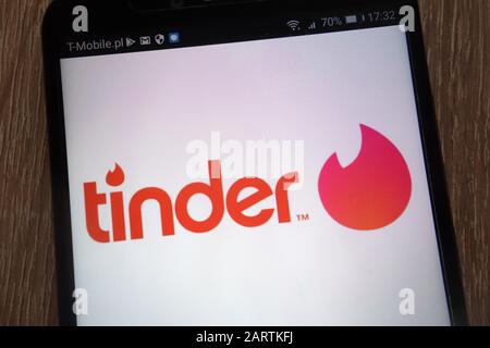 Logo più tinder visualizzato su uno smartphone moderno Foto Stock