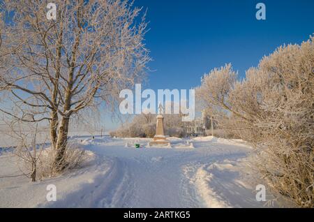 Gennaio 2020 - Arkhangelsk. Gelo severo e alberi nevosi. Monumento a Pietro il Grande. Russia, Arkhangelsk Foto Stock