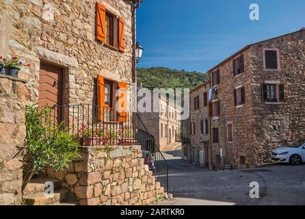 Case in pietra nella città collinare di piana nella zona di Les Calanche, Corse-du-Sud, Corsica, Francia Foto Stock