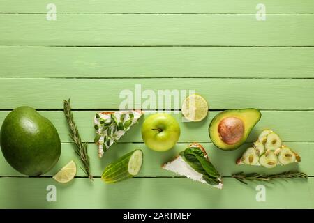 Diversi gustosi sandwich con prodotti su sfondo colorato Foto Stock